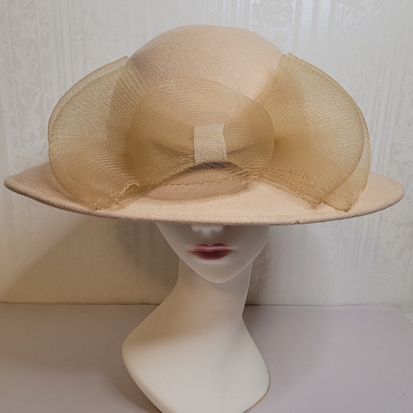 Vintage Wool Felt Cloche Hat Sculptural Net Bow Mid-Century Ladylike Elegance - Picture 2 of 9